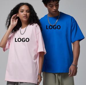 เสื้อยืดแขนสั้นโอเวอร์ไซส์พิมพ์ลายโลโก้ด้านหน้าผ้าฝ้ายเจอร์ซีย์คอกลมทรงลำลองสำหรับผู้ชายสีฟ้าชมพู - Product Image 1