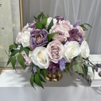 Composition florale de mariage faite à la main, centre de table artificiel, boule de fleurs de roses rouges et blanches