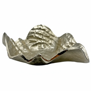 Cuenco de servicio decorativo de plata de aluminio con borde ondulado y textura interior martillada para comedor y decoración - Product Image 1