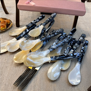 Cuchara de Nácar Natural de Color Negro con Forma Irregular con Resina Hecha a Mano en India - Product Image 2