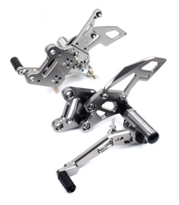 Reposapiés Traseros de Aleación de Aluminio CNC de Alta Calidad para Motocicleta TRIUMPH <span class=keywords><strong>675</strong></span> <span class=keywords><strong>Daytona</strong></span> Street <span class=keywords><strong>Triple</strong></span> R 2013 2017 2014 - Product Image 4