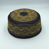 Fábrica al por mayor Eid Namaz Kufi hombres Koofi bordado a mano gorra de oración pakistaní Topi, Kufi Topi árabe calavera gorra Beanie sombreros