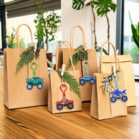 Porte-clés mousqueton en caoutchouc/plastique personnalisé avec logo 2D/3D en forme de monster truck, idéal pour la décoration souvenir ou comme clip de sac cadeau