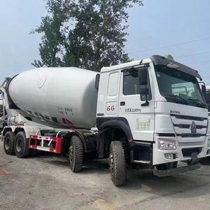 Camión mezclador blanco Howo para el vertido eficiente de hormigón y el transporte de tanques de 12 metros cúbicos - Product Image 1