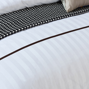 Tùy Chỉnh Thương Hiệu Khách Sạn Fluffy Sang Trọng Vua Kích Thước 100% Cotton Thêu 40-Count Quilt Bìa Trải Giường Bộ Đồ Giường - Product Image 3