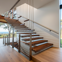 Escalier intérieur moderne en acier et bois à poutre centrale dissimulée avec garde-corps en verre – Écologique et durable, fixation par boulons