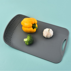 Planche à découper en plastique courbée drainable, 2 tailles, avec trou de drainage, surface antidérapante, pour fruits, légumes et viande - Product Image 3