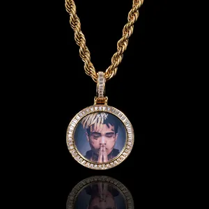 Uma foto de alta qualidade pingente colar feita de diamantes Mosang banhado a ouro 18k emparelhado com um colar de prata 925