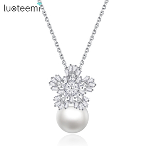 LUOTEEMI Collier Pendentif Fleur Flocon de Neige en <span class=keywords><strong>Perle</strong></span> de Coquillage Synthétique Élégante <span class=keywords><strong>avec</strong></span> Zircon Cubique – Grande Vente - Product Image 1