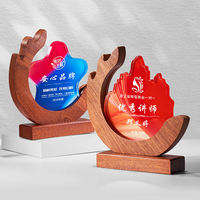 Nouvelle arrivée Médaille des champions personnalisée K9 Verre de cristal vierge sur trophée en bois Awards avec base en bois Conception de petit pont