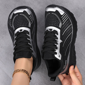 Nouvelles baskets blanches tendance pour femme, collection automne 2026, à semelle épaisse et surélevée, en maille respirante, pour le sport et le quotidien - Product Image 2