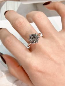 Bague en or blanc plaqué or 18 carats avec diamant de laboratoire exquis de 1 carat, taille brillant, pour l'anniversaire des femmes - Sensation luxueuse - Product Image 4