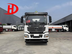 Camión de Transporte de Combustible de Acero Euro V Shacman 8x4, 27.5CBM, Anti-Fugas, para Crudo/Gasolina, con Bomba de Combustible, 270HP, 5001-10000kg - Product Image 2