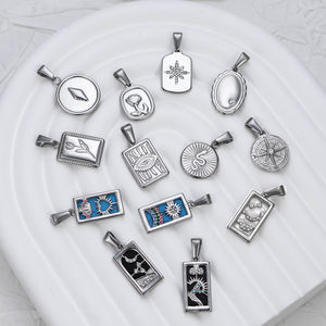 قلادة أوليفيا مقاومة للماء مطلية بالذهب عيار 18 من الفولاذ المقاوم للصدأ للنساء مربعة ملونة بطاقات التاروت بالمينا للأطفال - Product Image 5