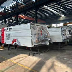 Camion balayeuse à vide personnalisé avec cuve et structure supérieures, doté d'un bac à déchets et d'un réservoir d'eau - Product Image 1