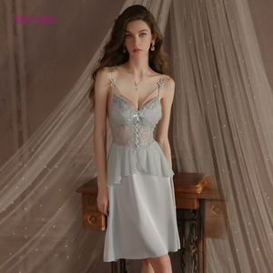 Nuova Moda Femminile: Camicia <span class=keywords><strong>da</strong></span> <span class=keywords><strong>Notte</strong></span> <span class=keywords><strong>in</strong></span> Raso di <span class=keywords><strong>Seta</strong></span> di Alta Qualità con Decorazione a Catena di Perle, Modello P4662 - Product Image 1