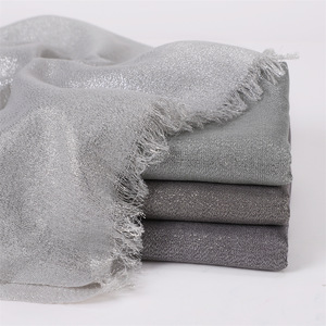 Nuova Sciarpa da Donna Monocolore Disponibile, Morbida e Leggera con Fili Dorati e Argentati e Punte Corte alle Estremità - Product Image 2