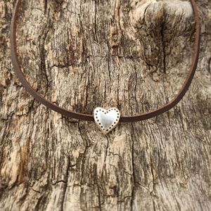 Collier pendentif en corde de cuir tressé pour femme, chaîne à maillons en laiton vintage en forme de cœur, plaqué or UIONEN 1345, élégant et tendance - Product Image 5