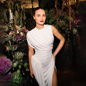 Robe de soirée longue asymétrique fendue sans manches à col rond de couleur unie, style européen et américain, collection été 2025 - Product Image 4