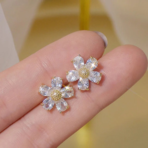 Orecchini a Perno con Graziose Margherite per Donne, Piccoli Accessori per Orecchie a Forma di Fiore per Uso Quotidiano - Product Image 1