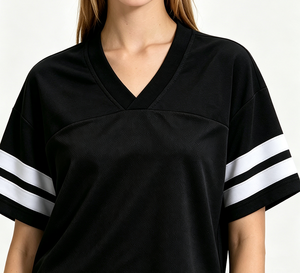 Vente en gros OEM – Maillots sportifs pour femmes à col en V, 100 % polyester, séchage rapide, manches rayées, hauts sportifs, logo personnalisé, chemises jersey unies à coupe courte - Product Image 4