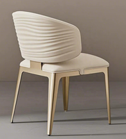 Chaise de salle à manger moderne de luxe léger avec dossier en cuir ondulé et pieds en métal pour la maison et l'hôtel