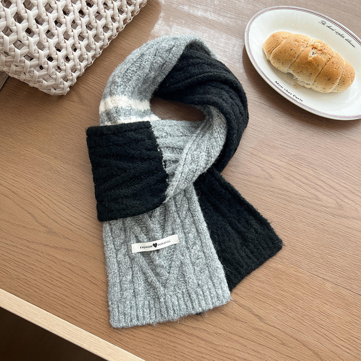 สีเทาเข้ม