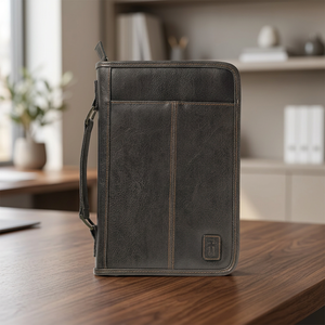 Funda de Biblia de Cuero con Diseño de Cruz Grabada, Color Marrón Oscuro, con Cierre de Cremallera - Product Image 2