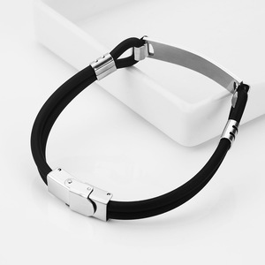 Pulsera de Acero Inoxidable Grabada Personalizada con Correa de Silicona Negra, Joyería Clásica Unisex, Regalo para Hombres y Mujeres - Product Image 3