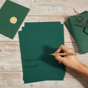 Confezione da 50 buste A7 <span class=keywords><strong>verde</strong></span> scuro con <span class=keywords><strong>cartoncino</strong></span> piegato 5x7 spessi e adesivi dorati per biglietti di auguri - Product Image 4