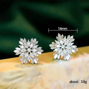Orecchini a Perno Classici a Forma di Fiocco di Neve per Donne, Stile Natalizio, Gioielli per Orecchie in Lega Scintillante per Uso Quotidiano - Product Image 5