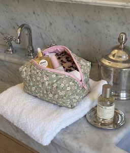 Sac de maquillage matelassé en tissu imprimé doux, motif floral sauge, style Cottage Core, avec fermeture éclair contrastante, pour cosmétiques - Product Image 1