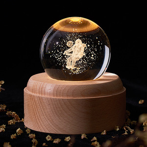 Lampe de nuit créative et simple en forme de boule de cristal, ciel étoilé, galaxie - un cadeau d'anniversaire ou de remise de diplôme pour les amis et les proches - Product Image 3