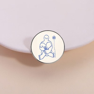 Spilla Decorativa Estetica con Figura Solitaria in Stile Schizzo Umano a Linea Blu Semplice, in Lega di Zinco con Finitura UV - Product Image 4