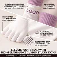 Fabricant de chaussettes de Pilates personnalisées antidérapantes en coton à cinq doigts, chaussettes de yoga en gros, faible MOQ, chaussettes de studio et de barre de qualité supérieure en vrac