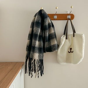 Sciarpa Quadrata Invernale da <span class=keywords><strong>Donna</strong></span> in Mohair con Stampa a Quadri Bianco e <span class=keywords><strong>Nero</strong></span>, Calda e Spessa in Poliestere, Stile Trendy per Adulti - Product Image 6