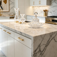 Évier de cuisine moderne de luxe en acier inoxydable blanc avec robinet d'îlot, poignées dorées, charnières durables, écologique, cuisine personnalisée