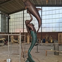 Sculptures de décoration de plage grandeur nature en bronze, magnifiques sculptures de sirène avec dauphin, fontaine d'eau pour piscine