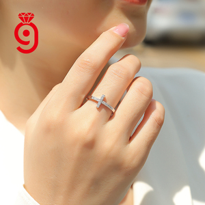 Anello Aperto Minimalista con Croce Religiosa in Argento, Micro Pavé di Moissanite, Fascia Orizzontale con Charm, Logo Personalizzato, Gioielli da Donna con Tema Religioso, Regalo GRA - Product Image 6
