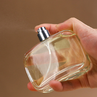 Flacon de parfum en verre transparent carré rechargeable de 70 ml avec vaporisateur et bouchon en bois pour cosmétiques