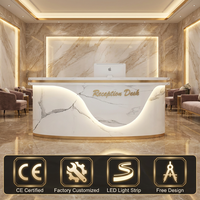 Bureau de réception moderne de luxe personnalisé avec effet marbre incurvé et éclairage LED intégré pour hall d'hôtel, bureau d'entreprise, salon de beauté
