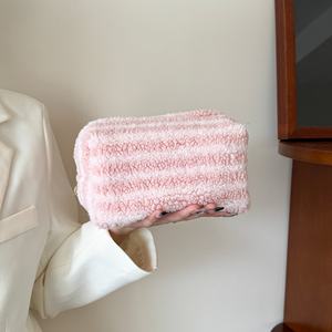 กระเป๋าแต่งหน้า lambswool ลายขวางป้ายนุ่มสำหรับฤดูหนาวกระเป๋าเครื่องสำอาง8นิ้ว - Product Image 1