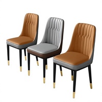 Moderner Esszimmerstuhl, zweifarbig, weiß-braun, Kunstleder, Leder, getuftete Rückenlehne, schwarzer Metallrahmen, goldene Beine, für Zuhause und Küche