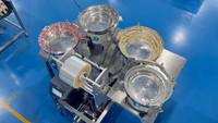 Machine d'emballage et de comptage de vis et connecteurs de fil à 4 alimentateurs vibrants pour vis autotaraudeuses et borniers
