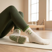 Chaussettes de Pilates et de Yoga en Coton Doux avec Broderie Matcha Personnalisée, Volants et Grip Hexagonal pour Femmes – Vente en Gros