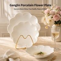 Ensemble d'assiettes irrégulières luxueuses faites à la main, Porcelaine exquise, Nouveau design, Service de table blanc, Assiette de présentation pour mariage