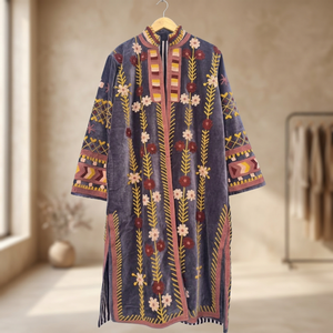 Manteau long en velours gris ardoise fait main sur mesure, avec des motifs floraux marron et blanc et une bordure géométrique - Product Image 6
