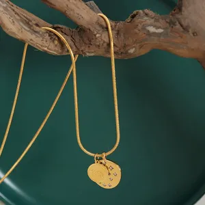 Elegante Collar con Colgante de Moda de Acero de Titanio con Baño de Oro de 18K, Grabado de Buena <span class=keywords><strong>Suerte</strong></span>, Etiqueta Redonda con Incrustaciones de Pequeños Circones en Forma de Luna - Product Image 2