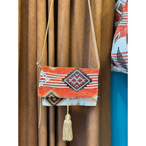 Sac bandoulière authentique moderne et simple en toile brodée marocaine avec deux sangles, fermeture à rabat à pompons, durable et écologique - Product Image 3