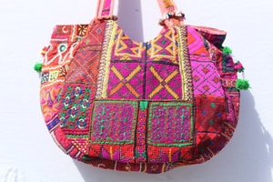 Sac à bandoulière ethnique gitan pour femme, style indien traditionnel du Rajasthan, brodé, avec travail de miroirs Banjara, grande capacité - Product Image 5